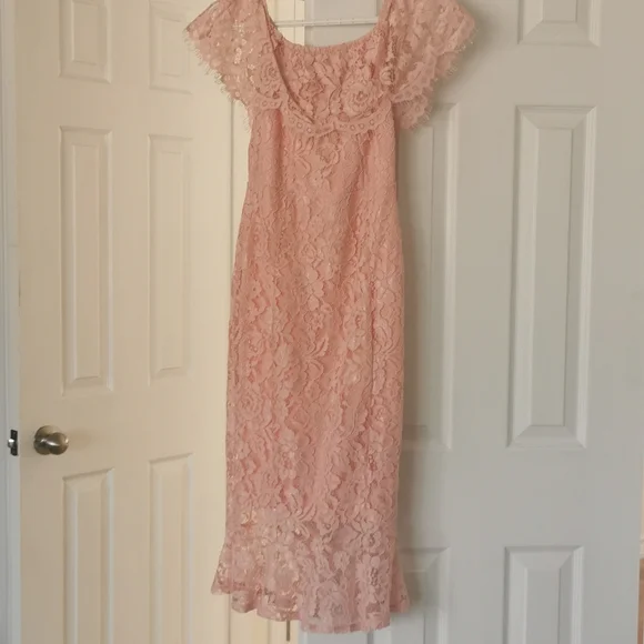 Beautiful Lipsy London  Lace Dress - Picture 3 of 3